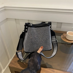 Sac Seau en Strass à la Mode pour Femmes en Cuir PU Sac à Épaule Étincelant Sac Bandoulière Avec Large Bandoulière à Motif Géométrique