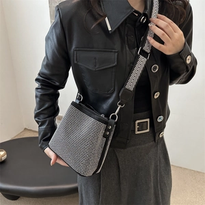 Sac seau tendance pour femme avec strass étincelants et large bandoulière tissée chic