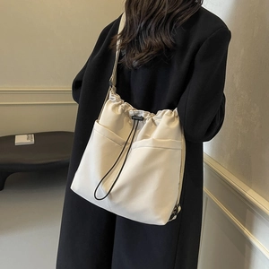 Minimalistische crèmewitte nylon draagtas met trekkoordsluiting voor dagelijks woon-werkverkeer