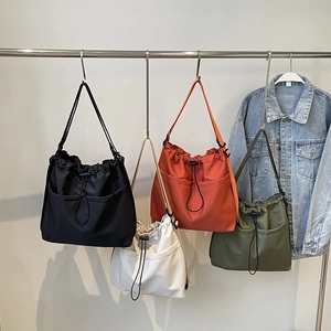 Minimalistische nylon crossbody tas in vier kleuren met trekkoordsluiting en zijzakken voor