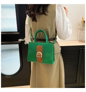 Détails du sac bandoulière vert motif croco avec poignée ronde et boucle dorée