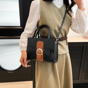 Sac à main chic en cuir à motif pierre noir et marron avec boucle dorée en forme de D