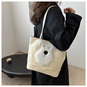Détail du sac cabas en nylon blanc cassé avec écusson en peluche de chien schnauzer