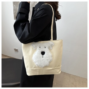 Détail du grand sac cabas blanc cassé avec broderie chien en peluche 3D et fine bandoulière