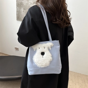 Sac fourre-tout bleu clair avec broderie de chien schnauzer en peluche sur l'épaule