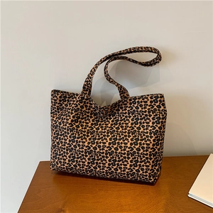 Fashionable leopard print tote bag with large capacity and durable shoulder straps