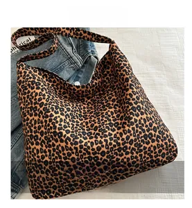 Détail du grand sac cabas en toile à imprimé léopard avec une bandoulière assortie
