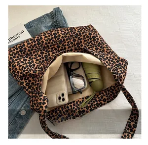 Grand sac cabas léopard montrant sa grande capacité pour le téléphone et le parapluie