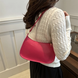 Sac sous le bras rose vif minimaliste pour femme avec détails dorés et bandoulière