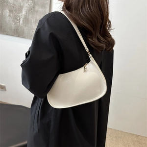 Sac sous le bras minimaliste crème avec fermeture éclair dorée et bandoulière élégante