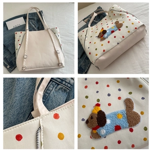 Vues détaillées du sac à pois avec broderie chiot et détails de fermeture éclair de qualité