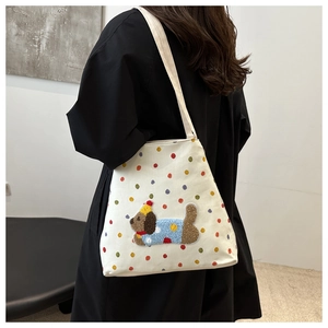 Détail du sac cabas en toile avec pois colorés et motif chiot brodé mignon pour femmes