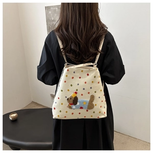 Sac à bandoulière en toile à pois avec une broderie détaillée de chiot en peluche 3D