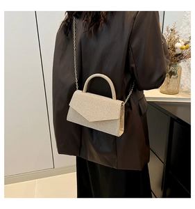 Détail du sac à main à paillettes champagne doré avec bandoulière en chaîne dorée