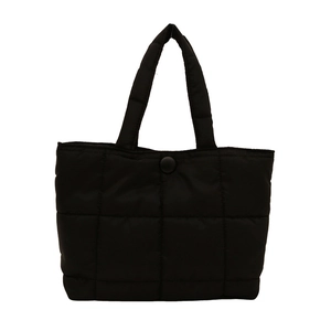 Sac cabas carré noir matelassé classique avec poignée et fermeture à bouton chic