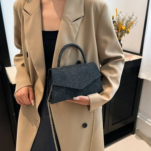 Sac carré noir scintillant pour femme avec bandoulière en chaîne dorée élégante