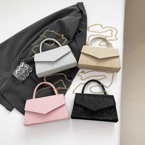 Mini sacs enveloppe chics en argent, or, rose et noir avec finition pailletée élégante