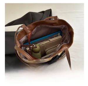 Vue de dessus montrant l'intérieur spacieux du sac cabas à carreaux avec vos essentiels