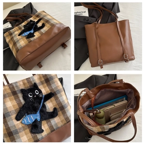 Détail du sac cabas à carreaux avec broderie de chat et intérieur spacieux en cuir marron