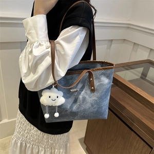 Grande borsa tote in denim con finiture in pelle marrone e ciondolo a nuvola di peluche