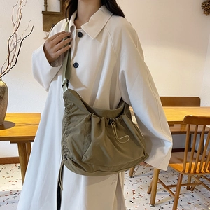 Borsa a tracolla in nylon verde militare con dettaglio coulisse e tracolla regolabile