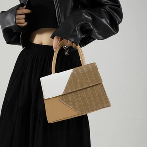 Dreifarbige Patchwork Handtasche mit Krokodilmuster und Tragegriff, von Model getragen