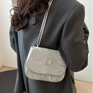 Sac à Épaule Femme en Cuir PU Plissé Avec Boucle Papillon Argentée Chaîne Mode Sac Besace pour Navette Quotidienne