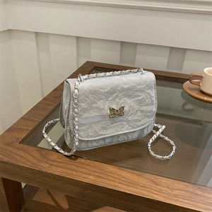 Sac selle plissé argenté avec fermoir papillon et bandoulière chaîne tendance