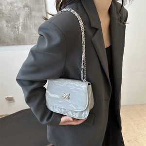 Sacoche chic gris clair avec texture plissée et boucle papillon pour femmes