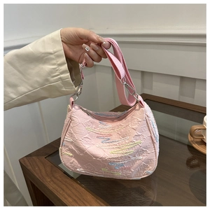 Détail du sac bandoulière rose avec broderies ondulées colorées et texture en relief