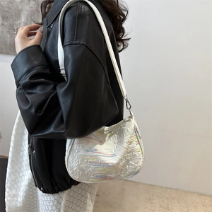 Sac hobo blanc avec motifs géométriques embossés et détails de rayures colorées