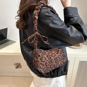 Sac bandoulière léopard chic avec nœud et bandoulière froncée pour le look quotidien