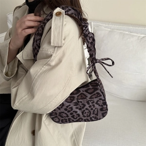 Sac sous le bras vintage à imprimé léopard violet avec bandoulière à nœud plissé