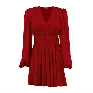 Vue détaillée de la robe rouge foncé à col en V avec taille plissée et manches lanternes