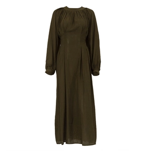 Détail de la taille plissée et du col rond sur une robe longue française vert olive
