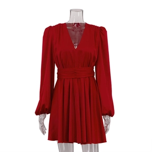 Robe élégante en satin rouge avec col en V, manches bouffantes et taille plissée