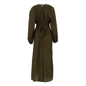 Vue arrière de la robe longue vert olive foncé avec ceinture à nouer et plis à l'épaule