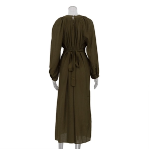 Détail d'une robe maxi vert olive avec col rond et fermeture par bouton à l'arrière