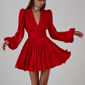 Robe courte en satin rouge avec manches bouffantes, col en V et taille cintrée fluide