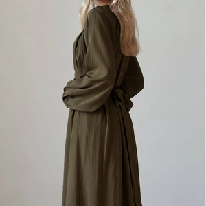 Robe longue plissée vert olive à manches longues avec ceinture élégante