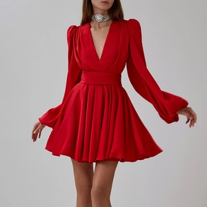 Robe rouge élégante en satin à col en V avec manches bouffantes et taille plissée