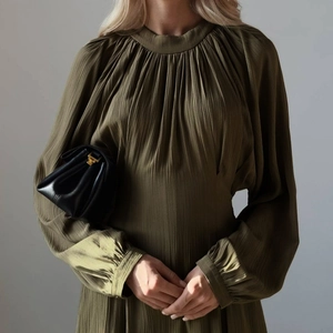 Robe longue plissée vert olive à manches longues avec ceinture et col montant chic