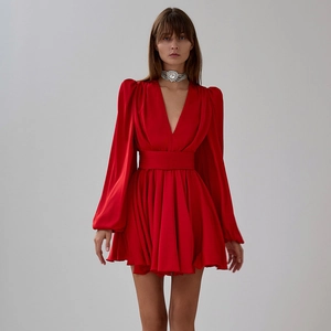 Robe courte satinée rouge avec col en V, manches bouffantes et jupe plissée en A