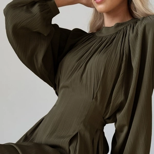Robe trapèze plissée vert olive foncé style français avec manches lanterne et taille nouée