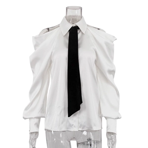 Camicia in raso bianco con spalle scoperte e cravatta nera per un look elegante e formale