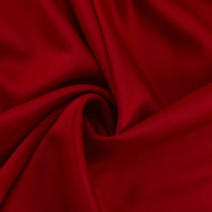 Robe en satin rouge foncé luxueuse avec texture plissée élégante et finition soie lisse