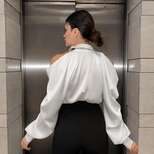 Elegante camicia in raso bianco con spalle scoperte e dettagli sul retro