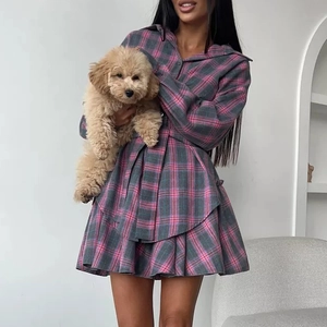 Robe chemise à carreaux rose et gris avec manches longues et ceinture à la taille