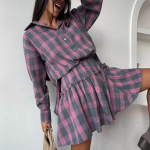 Ensemble chemise à carreaux rose et bleu avec mini-jupe à volants pour femme