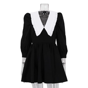 Abito nero a trapezio in stile francese vintage con colletto a balze bianche e maniche